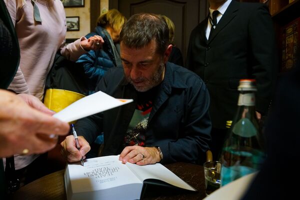 Евгений Гришковец в Риге рассказал о погоде в Латвии, вдохновении и мухах - Sputnik Латвия