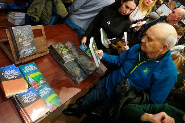 Евгений Гришковец в Риге рассказал о погоде в Латвии, вдохновении и мухах - Sputnik Латвия