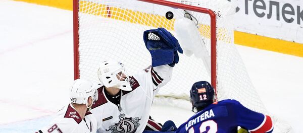 Хоккеист СКА Йори Лехтеря забивает в ворота рижского Динамо. Голкипер Янис Ворис. Хоккеист СКА Йори Лехтеря забивает в ворота рижского Динамо. Голкипер Янис Ворис. - Sputnik Латвия