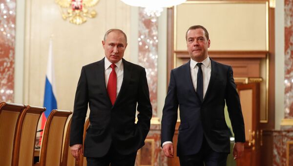 Президент РФ Владимир Путин и премьер-министр Дмитрий Медведев перед встречей с членами правительства, 15 января 2020 - Sputnik Латвия