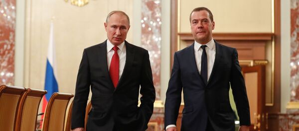 Президент РФ Владимир Путин и премьер-министр Дмитрий Медведев перед встречей с членами правительства, 15 января 2020 Президент РФ Владимир Путин и премьер-министр Дмитрий Медведев перед встречей с членами правительства, 15 января 2020 - Sputnik Латвия