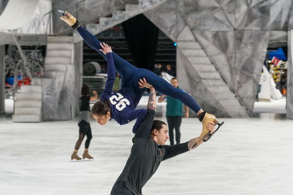 Cirque du Soleil с изнанки: стиральные машины, кроссовки на шурупах и разминки на ковре - Sputnik Латвия