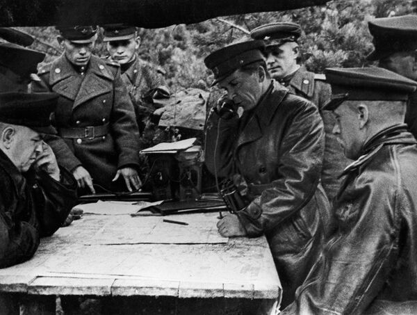 Освобождение Варшавы: в бой шли солдаты с красными звездами и польскими орлами - Sputnik Латвия