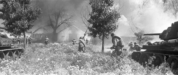 Освобождение Варшавы: в бой шли солдаты с красными звездами и польскими орлами - Sputnik Латвия