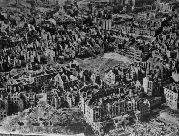 Освобождение Варшавы: в бой шли солдаты с красными звездами и польскими орлами - Sputnik Латвия