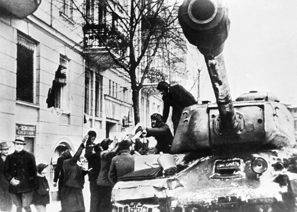 Освобождение Варшавы: в бой шли солдаты с красными звездами и польскими орлами - Sputnik Латвия