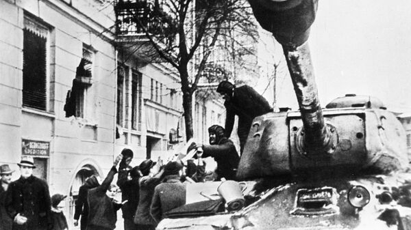 Жители города Познани встречают советские войска. Великая Отечественная война 1941-1945 годов. - Sputnik Латвия