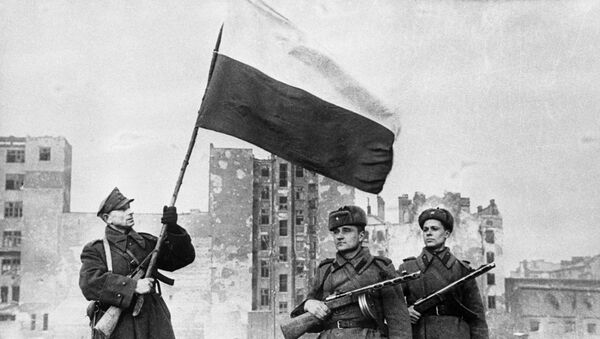 Варшавско-Познанская наступательная операция частей Красной Армии и Войска Польского .14—17 января 1945 г. Над Варшавой взвился польский национальный флаг. - Sputnik Latvija