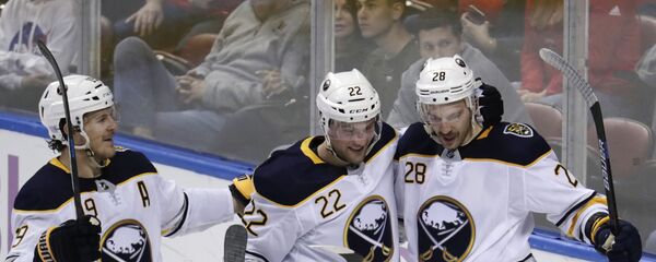 Хоккеисты Баффало Сейбрз радуются голу. Справа латвийский форвард Земгус Гиргенсонс Хоккеисты Баффало Сейбрз радуются голу. Справа латвийский форвард Земгус Гиргенсонс - Sputnik Латвия