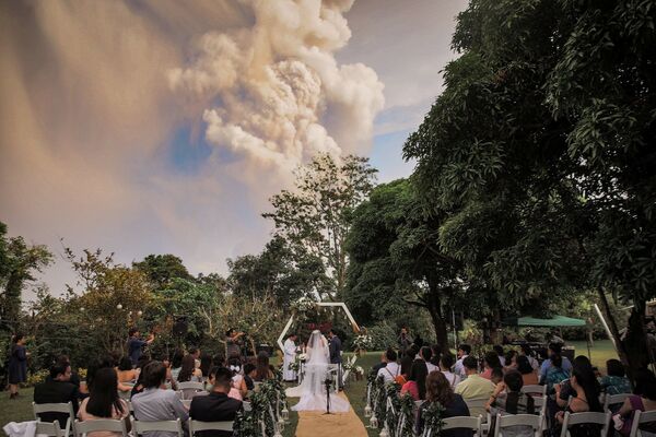 Свадебная церемония на фоне извержения вулкана Тааль на Филиппинах  - Sputnik Латвия