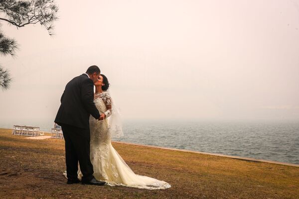 Свадебная церемония во время смога от природных пожаров в Сиднее - Sputnik Латвия