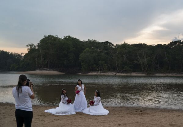 Бразильянка позирует для свадебного альбома со своими дочерьми на фоне пожара в  тропическом лесу Амазонки  - Sputnik Латвия