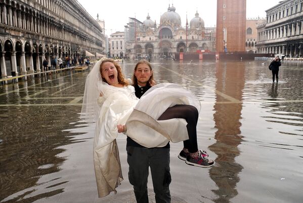 Жених с невестой на руках во время наводнения в Венеции  - Sputnik Латвия