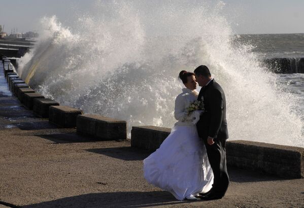 Свадебное фото во время шторма на Черном море в районе Сочи - Sputnik Латвия