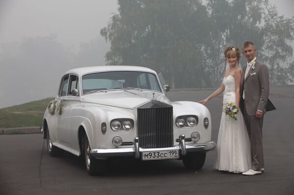 Невеста во время сильного смога от лесных пожаров в Рязани - Sputnik Латвия