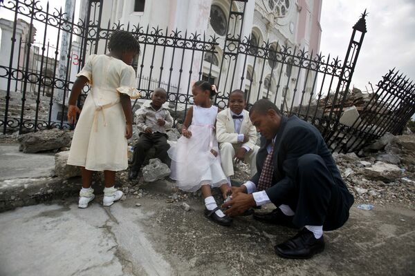 Подготовка к свадьбе в разрушенном храме после землетрясения на Гаити - Sputnik Латвия