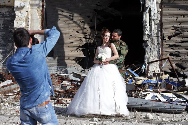 Сирийские молодожены во время фотосессии на фоне разрушенных зданий в Хомсе  - Sputnik Латвия
