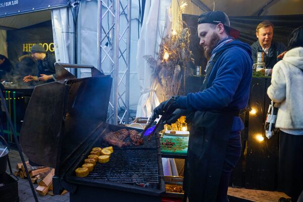 Во время проведения фестиваля Street Food Festival в Риге мясо и овощи готовят в основном на гриле. - Sputnik Латвия