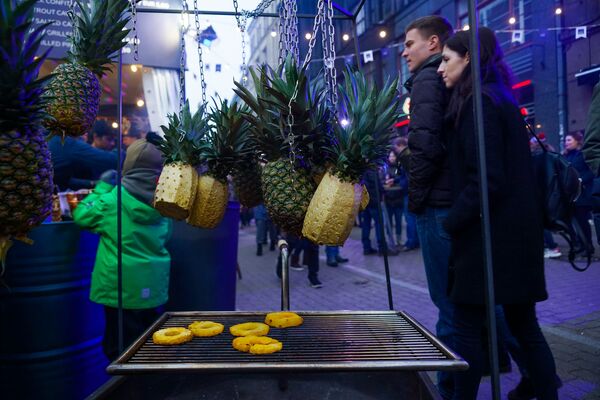 Ананас на гриле - редкий гость рижской уличной культуры питания. Но на Street Food Festival в Риге возможно все. - Sputnik Латвия
