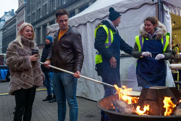 Каждый мог почувствовать себя поваром и пожарить себе блин на открытом огне во время Street Food Festival в Риге. - Sputnik Латвия