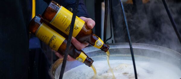 Пиво разогревали в котле, прямо на костре, превращая его в согревающий напиток. Четвертый фестиваль уличной еды Street Food Festival в Риге. - Sputnik Латвия