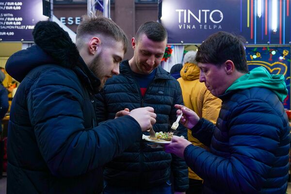 Посетители четвертого  четвертый фестиваля уличной еды Street Food Festival в Риге. - Sputnik Латвия