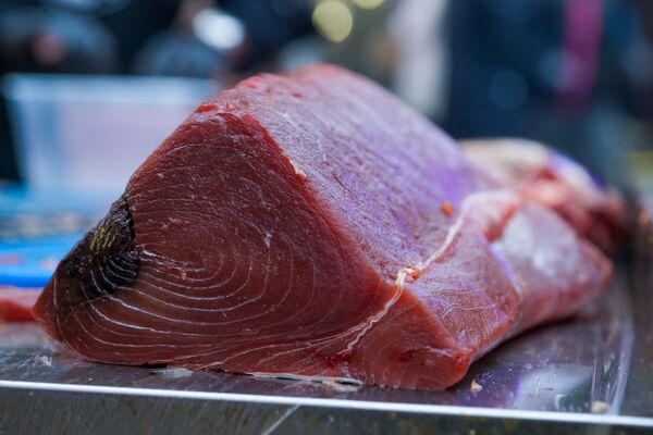 Повара с Центрального рынка специально для фестиваля уличной еды Street Food Festival в Риге разделали целого 70-килограммового тунца. - Sputnik Латвия