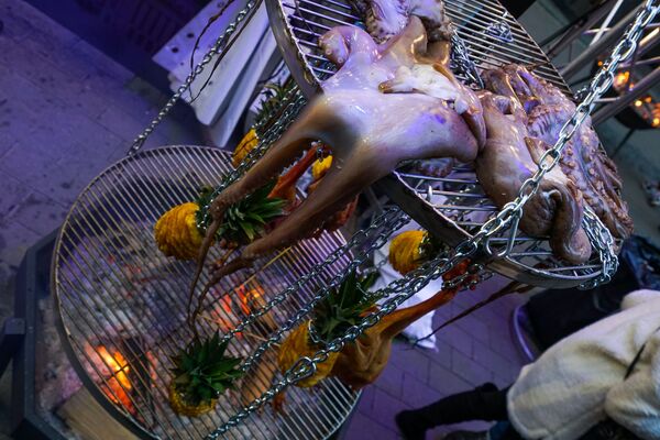 Свежие осьминоги ожидают своей участи над открытым огнем сезама на фестивале уличной еды Street Food Festival в Риге. - Sputnik Латвия