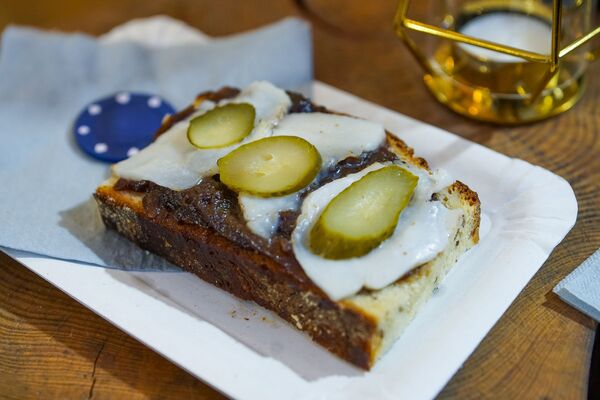 Хлеб, замешанный на пиве с салом, отличная закуска в холодную погоду. Фестиваль уличной еды Street Food Festival в Риге. - Sputnik Латвия
