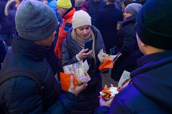 Количество фотографий еды на фестивале уличной еды Street Food Festival в Риге било все рекорды. - Sputnik Латвия