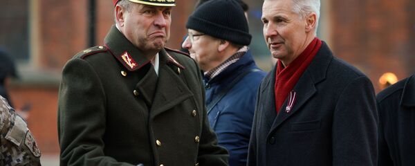 Мероприятие памяти баррикад 1991 года на Домской площади в Риге. Командующий НВС Латвии Леонид Калниньш и министр обороны Латвии Артис Пабрикс Мероприятие памяти баррикад 1991 года на Домской площади в Риге. Командующий НВС Латвии Леонид Калниньш и министр обороны Латвии Артис Пабрикс - Sputnik Латвия