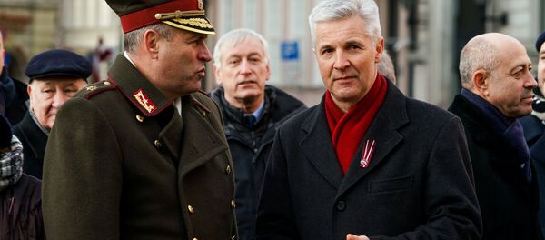 Мероприятие памяти баррикад 1991 года на Домской площади в Риге. Командующий НВС Латвии Леонид Калниньш и министр обороны Латвии Артис Пабрикс Мероприятие памяти баррикад 1991 года на Домской площади в Риге. Командующий НВС Латвии Леонид Калниньш и министр обороны Латвии Артис Пабрикс - Sputnik Latvija