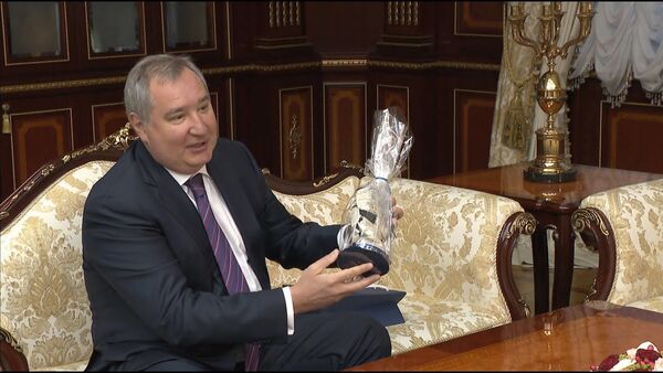 Глава Роскосмоса вручает президенту Беларуси космическую перчатку с орбиты - Sputnik Латвия