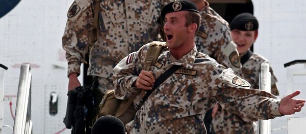 Латвийские солдаты в рижском аэропорту после возвращения из Ирака, 19 июня 2007 года - Sputnik Латвия