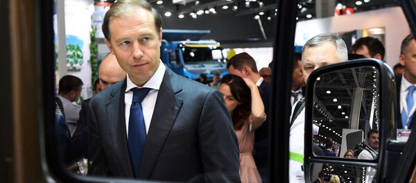 Министр промышленности и торговли РФ Денис Мантуров на международной выставке коммерческого автотранспорта Comtrans 2019 в Москве Министр промышленности и торговли РФ Денис Мантуров на международной выставке коммерческого автотранспорта Comtrans 2019 в Москве - Sputnik Latvija