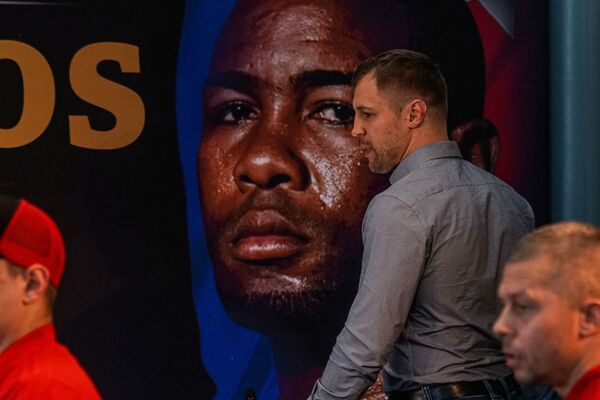 Бриедис и Дортикос провели битву взглядов накануне боя в Риге - Sputnik Латвия