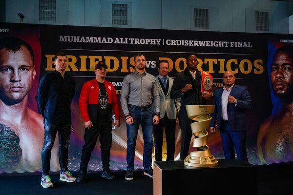 Бриедис и Дортикос провели битву взглядов накануне боя в Риге - Sputnik Латвия