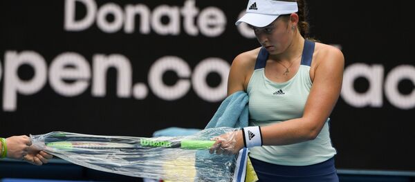 Елена Остапенко достает новую ракетку во время матча на Открытом чемпионате Австралии - Sputnik Латвия