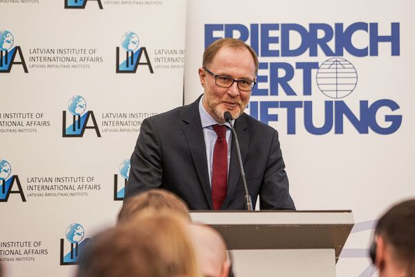 Ураганный 2020-й: Латвия собралась потягаться с Россией на историческом поле - Sputnik Латвия