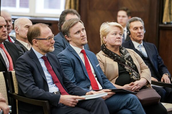 Ураганный 2020-й: Латвия собралась потягаться с Россией на историческом поле - Sputnik Латвия