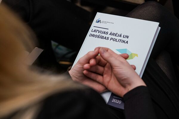 Ураганный 2020-й: Латвия собралась потягаться с Россией на историческом поле - Sputnik Латвия