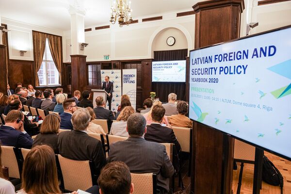 Ураганный 2020-й: Латвия собралась потягаться с Россией на историческом поле - Sputnik Латвия