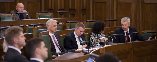 Члены правительства Кришьянис Кариньш, Эдгарс Ринкевичс, Илга Шуплинска и Артис Пабрикс в зале заседаний Сейма Члены правительства Кришьянис Кариньш, Эдгарс Ринкевичс, Илга Шуплинска и Артис Пабрикс в зале заседаний Сейма - Sputnik Latvija