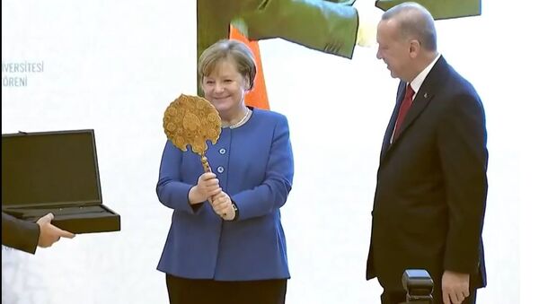 Что в черном ящике? Подарки, которые Эрдоган вручил Меркель - Sputnik Латвия