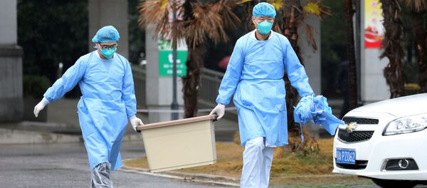 Медработники с коробкой у больницы в Ухане  - Sputnik Латвия