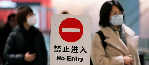 Пассажирка в маске в аэропорту Шанхая  - Sputnik Латвия