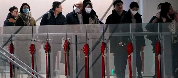 Пассажиры в масках в аэропорту Шанхая  - Sputnik Latvija