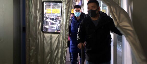 Люди в масках на вокзале Пекина  Люди в масках на вокзале Пекина  - Sputnik Latvija