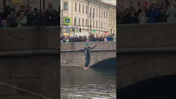 Канатоходец прошел без страховки над каналом в Санкт-Петербурге - Sputnik Latvija