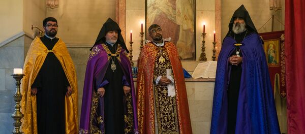 Новоиспеченный епископ Балтийский обращается к пастве. (справа налево : епископ Балтии Вардан Навасардян, иеерей Хосров Степанян, глава Российской и Ново-Нахичеванской епархии архиепископ Езрас Нерсисян, иерей Торос Есаян.) - Sputnik Латвия